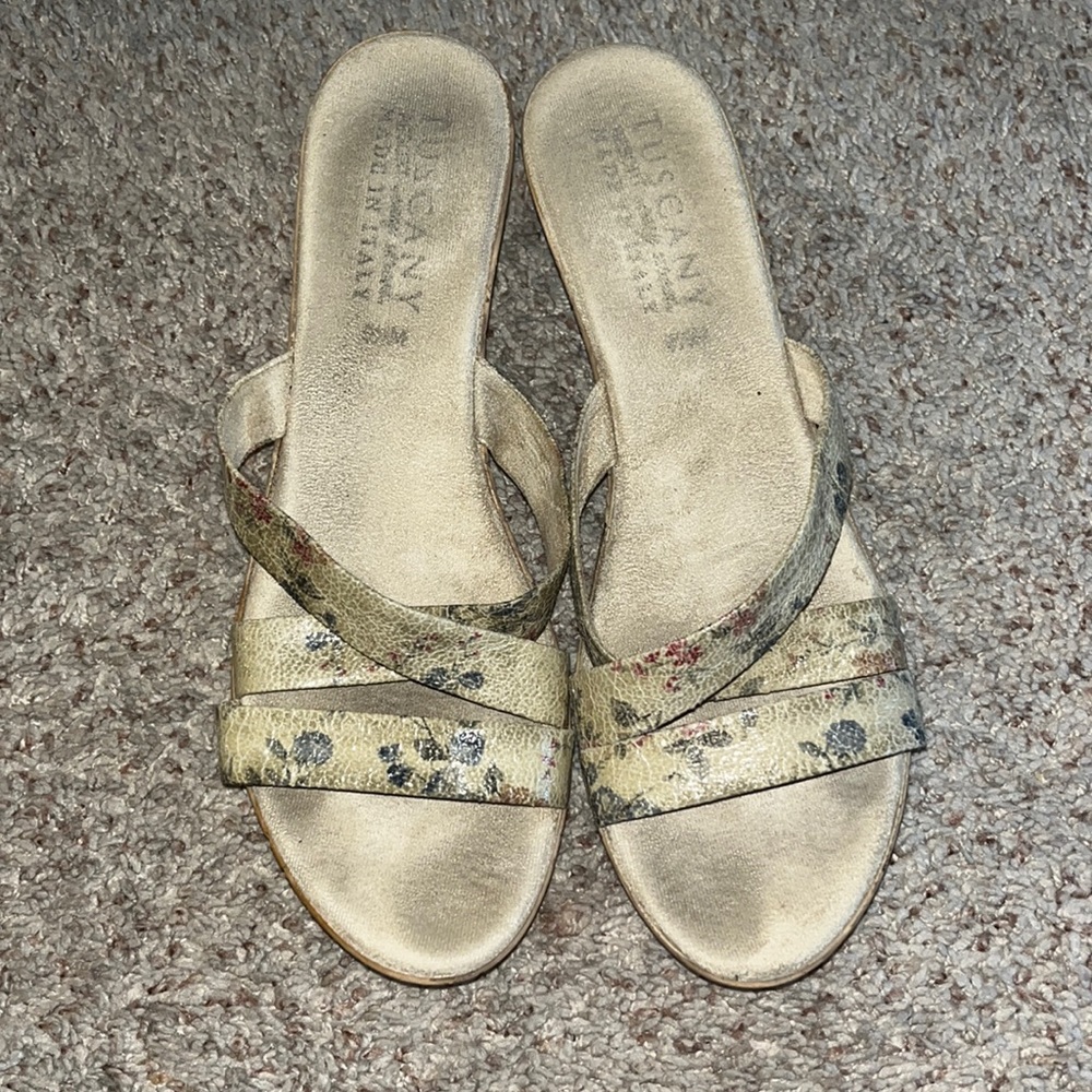 Sandals great condition and super comfy!